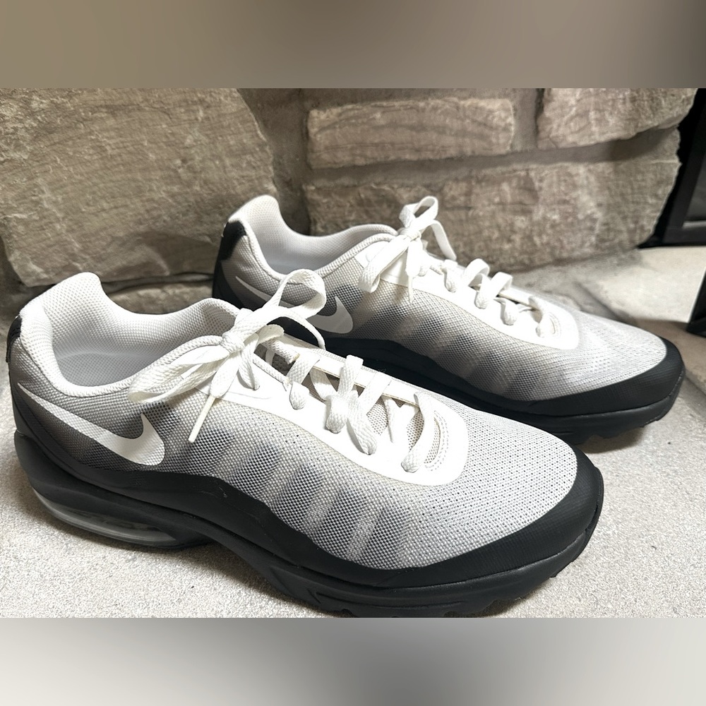 Nike Men's Black/ Gray/ White Athletic Shoes